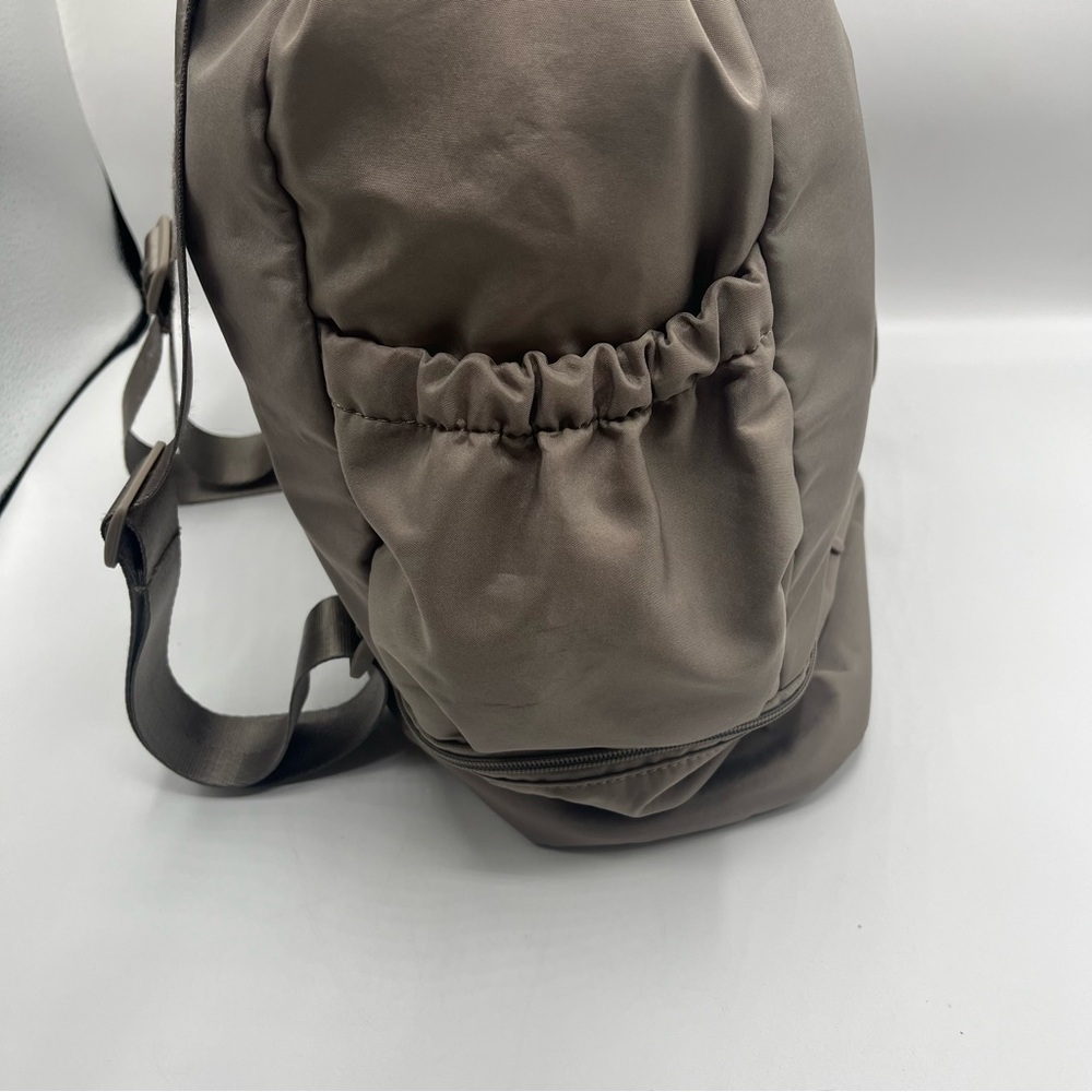Beyond Yoga Convertible Gym Bag Backpack In Birch Gray - Picture 5 of 10